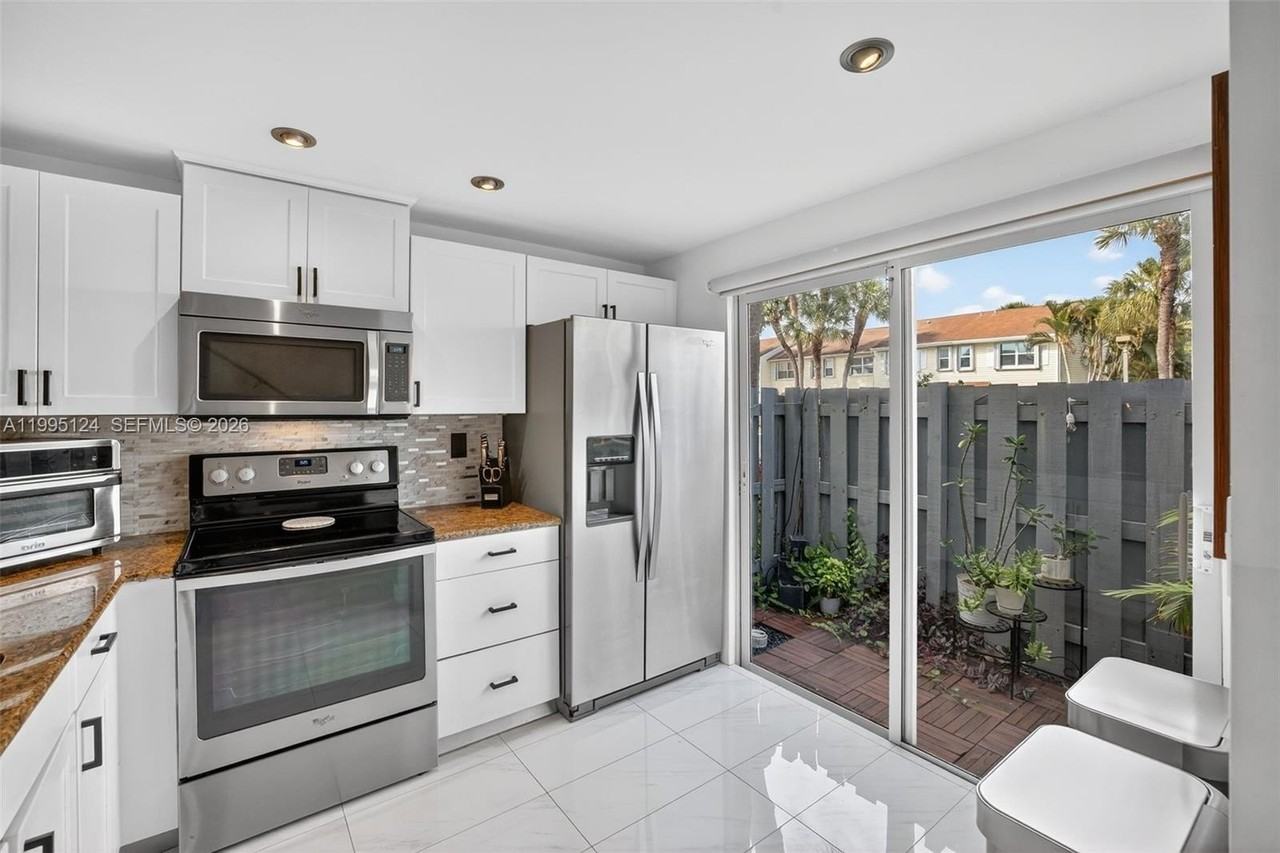 1953 Ne 15th Ave #1953 - Photo 7 of 35