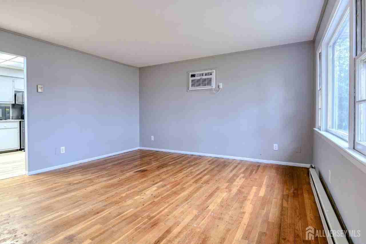 347 Lincoln Blvd - Photo 3 of 25