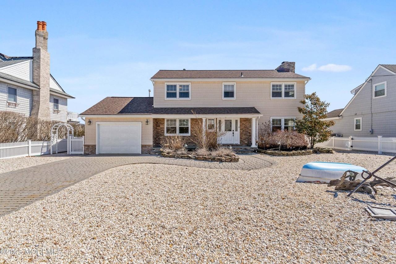 242 Curtis Point Dr - Photo 2 of 43