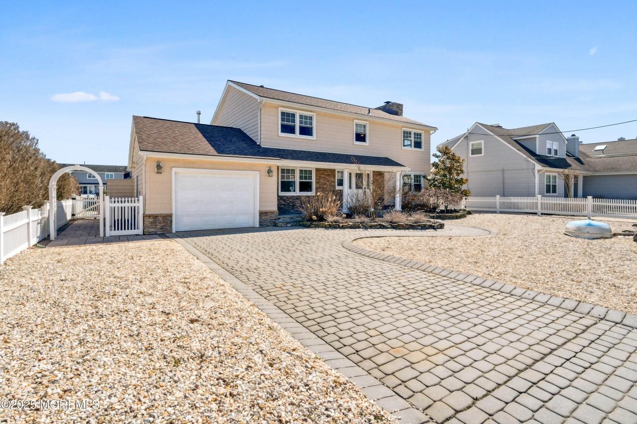242 Curtis Point Dr - Photo 3 of 43