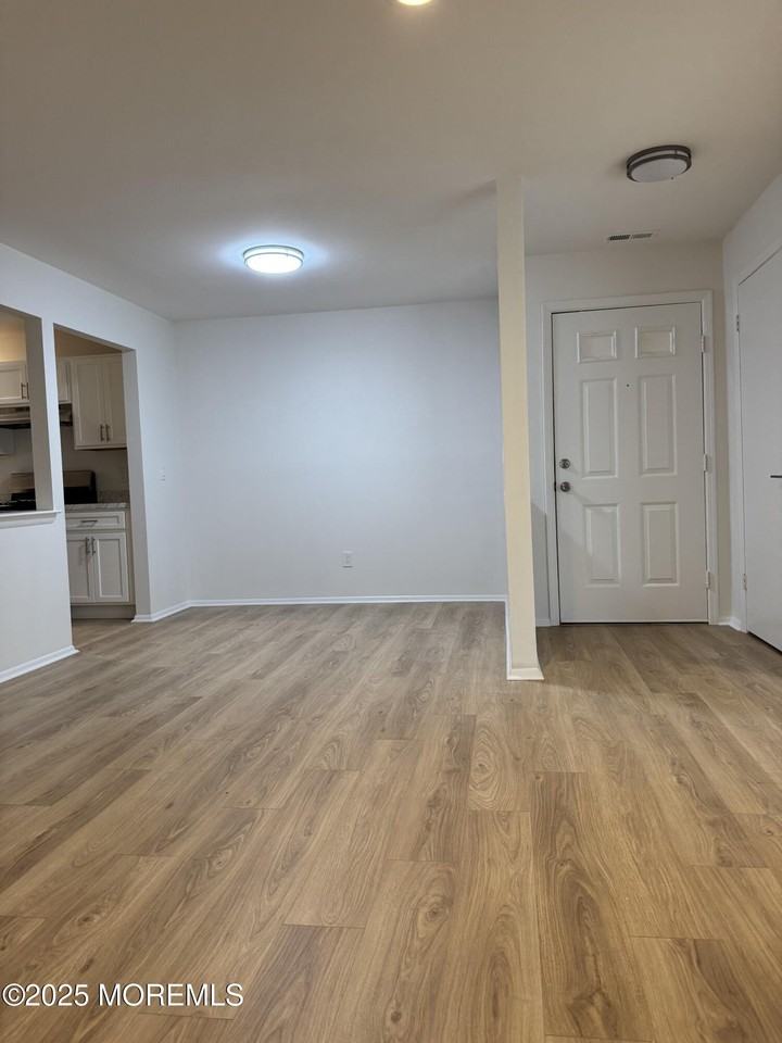 709 Zlotkin Cir #5 - Photo 5 of 39