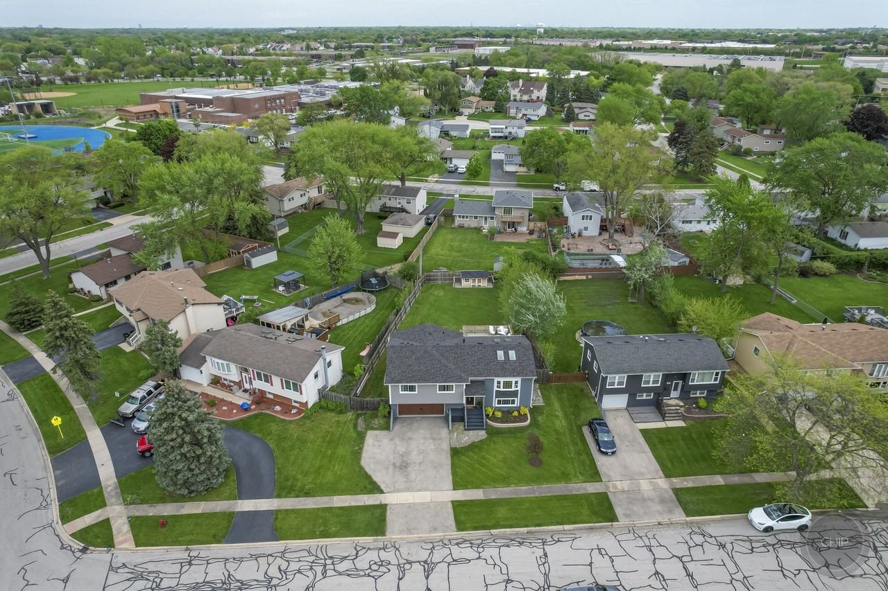 7215 Larchwood Ln - Photo 3 of 47