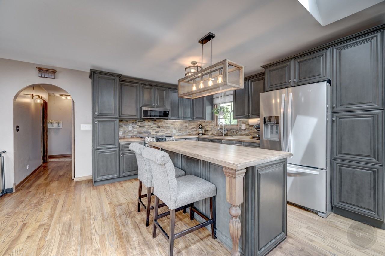 7215 Larchwood Ln - Photo 4 of 47