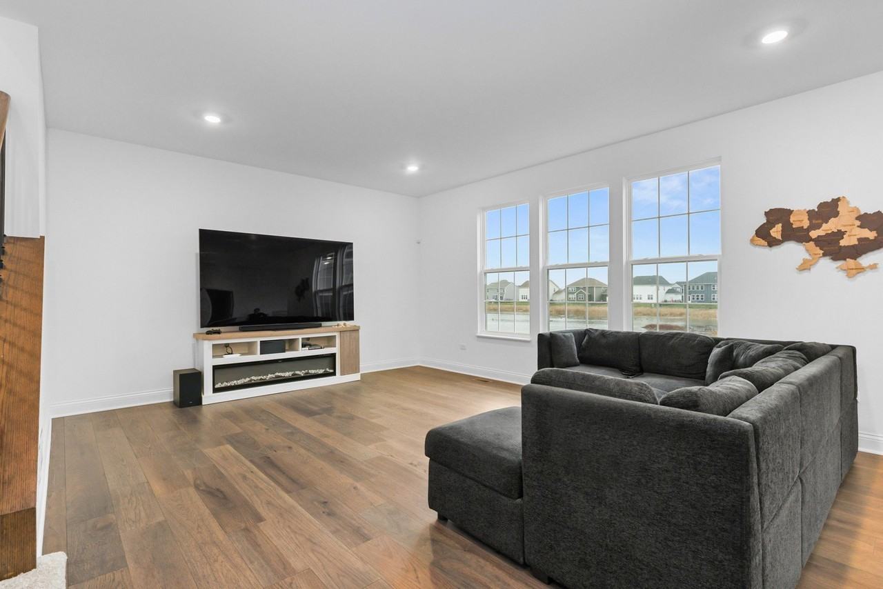 1014 Dr John Burkey Dr - Photo 4 of 34