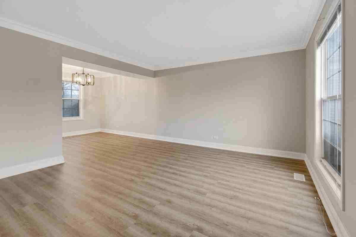 3245 Gresham Ln E - Photo 6 of 28