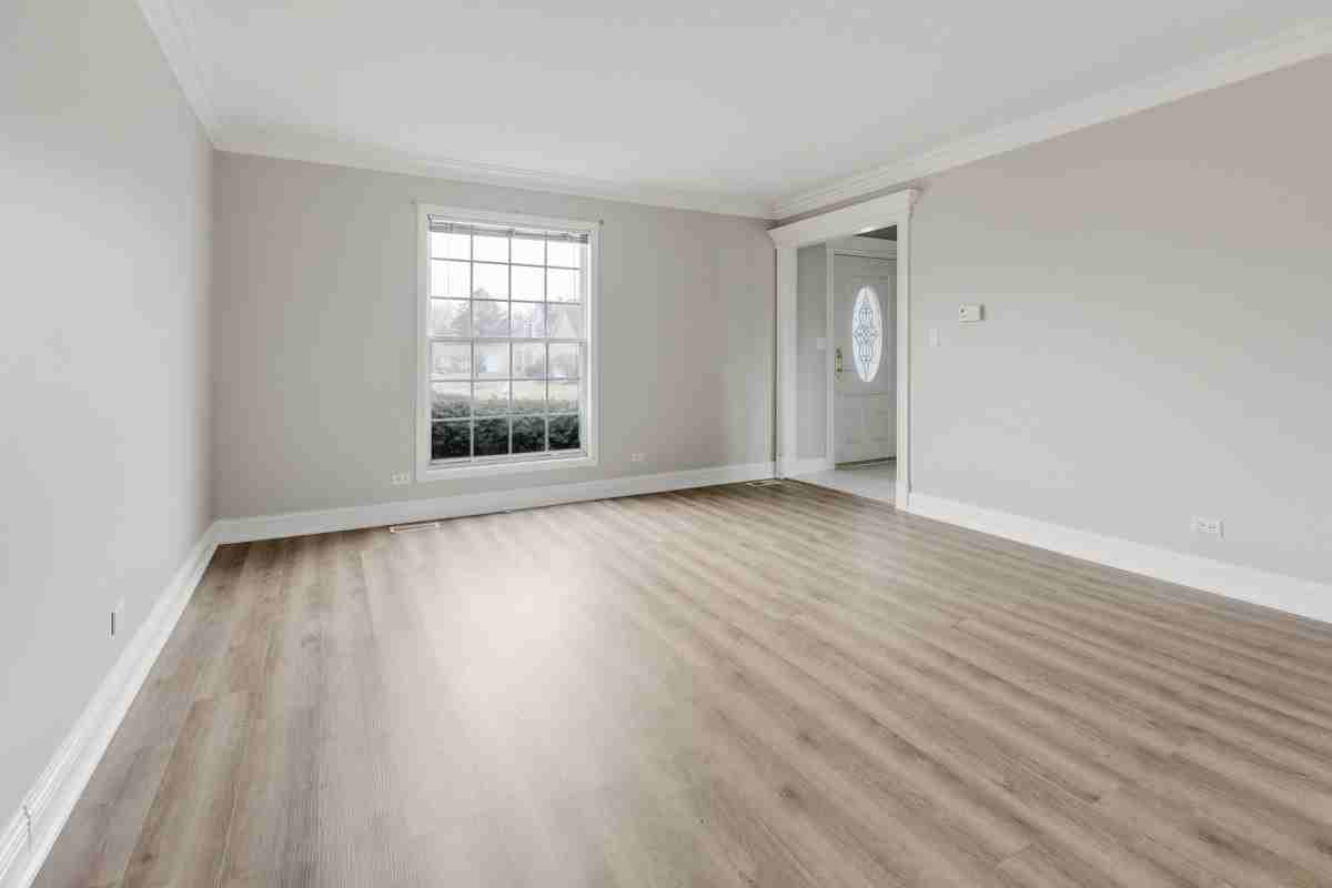 3245 Gresham Ln E - Photo 7 of 28