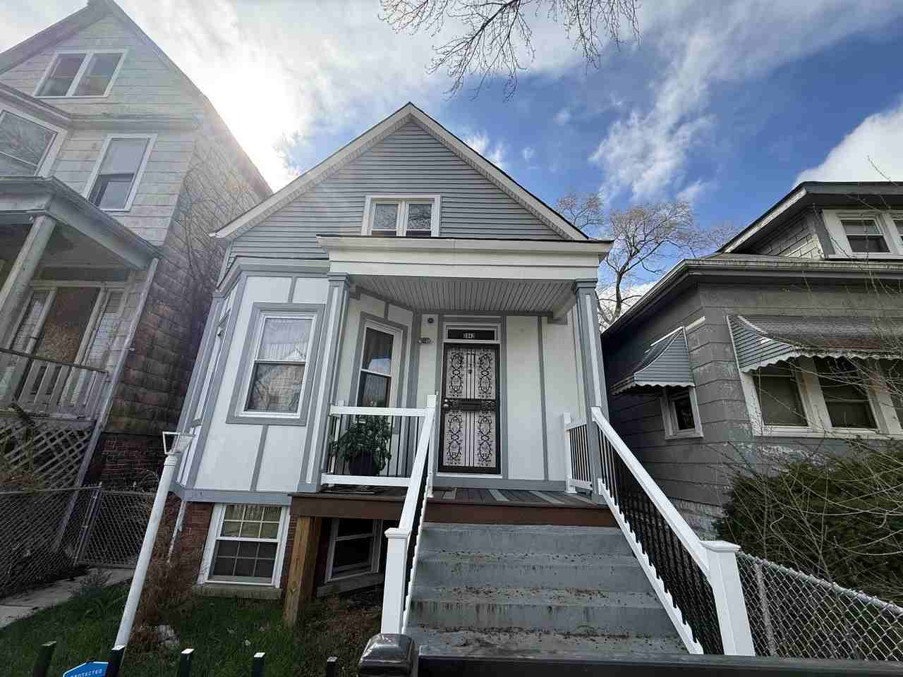 5942 S Justine St - Photo 2 of 17