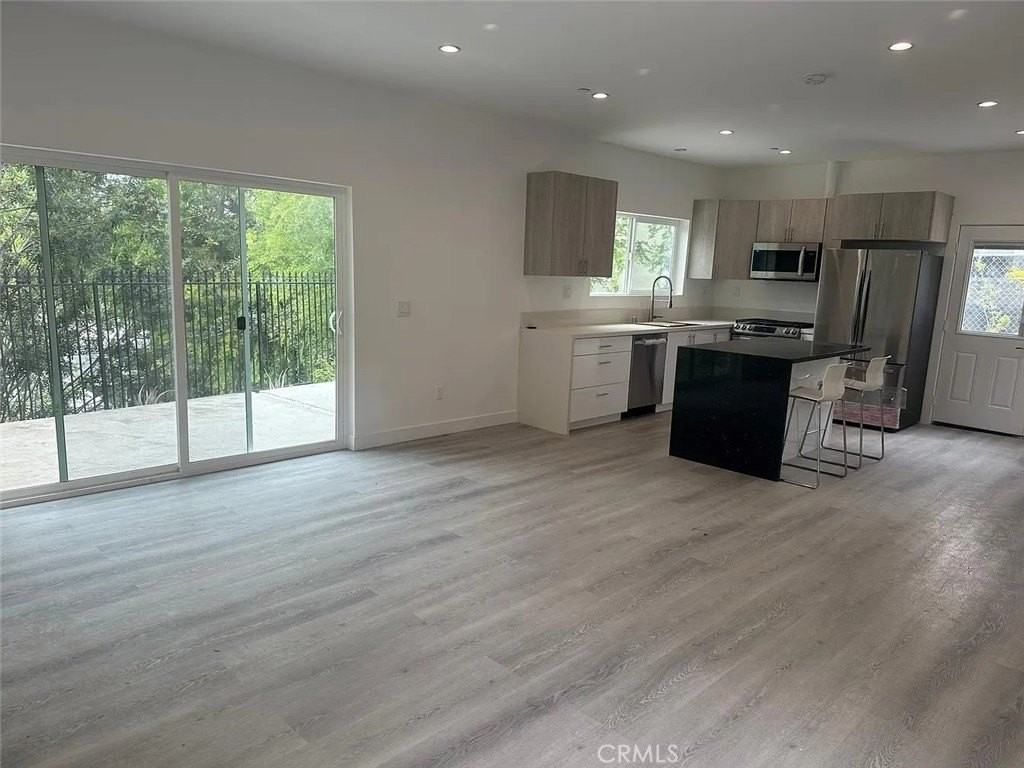 22823 Crespi St - Photo 4 of 15