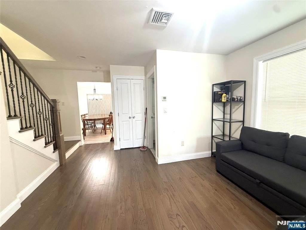 43 Jackson Ave - Photo 6 of 14