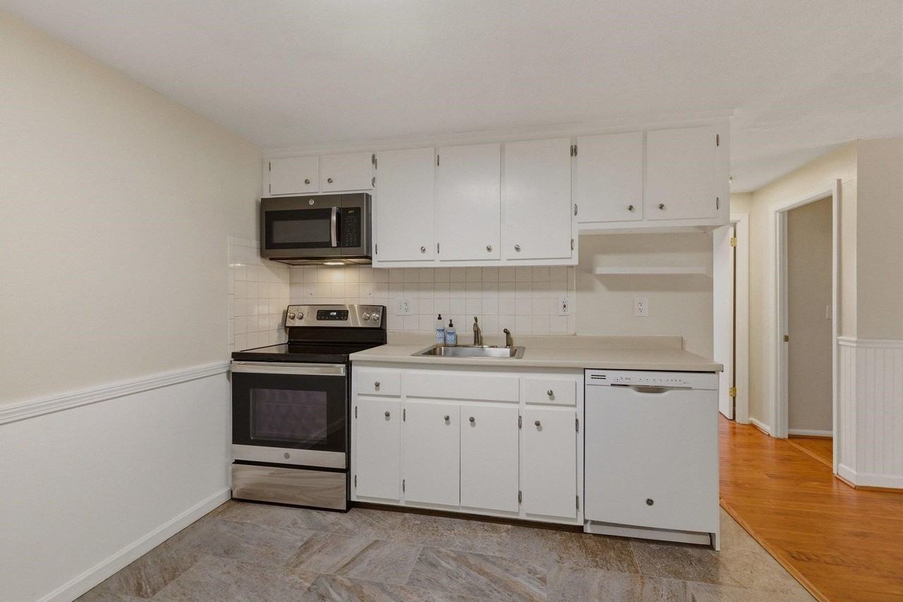 559 Sagamore Ave #15 - Photo 4 of 21