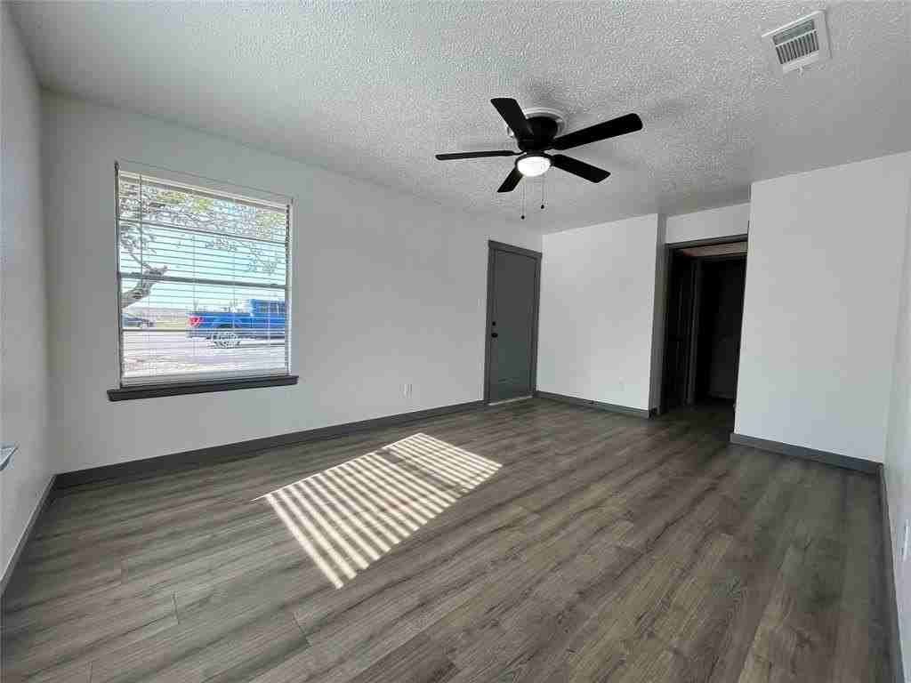 2526 Louise St #A - Photo 3 of 14