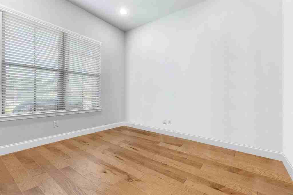 16613 Dry Creek Blvd - Photo 2 of 23