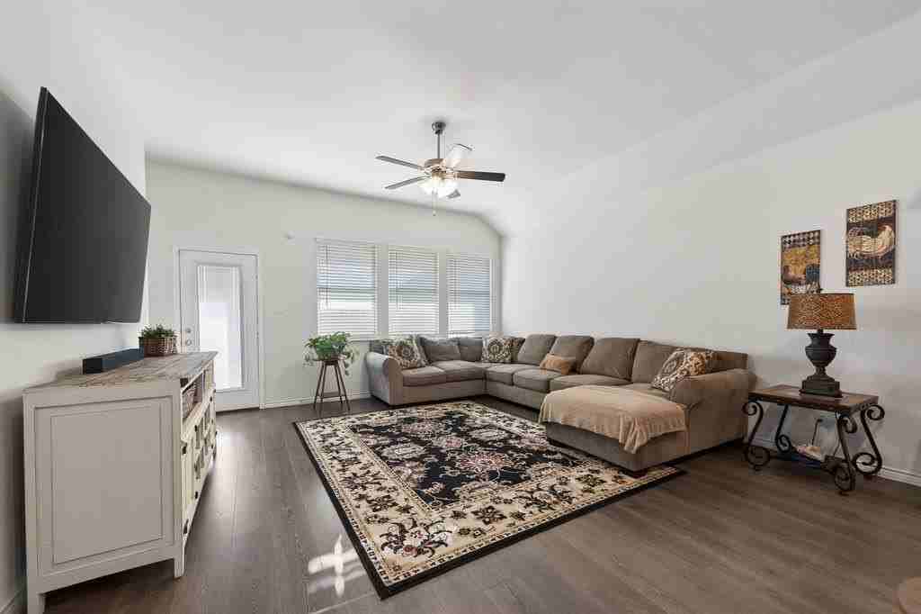 237 Jefferson Ln - Photo 5 of 15