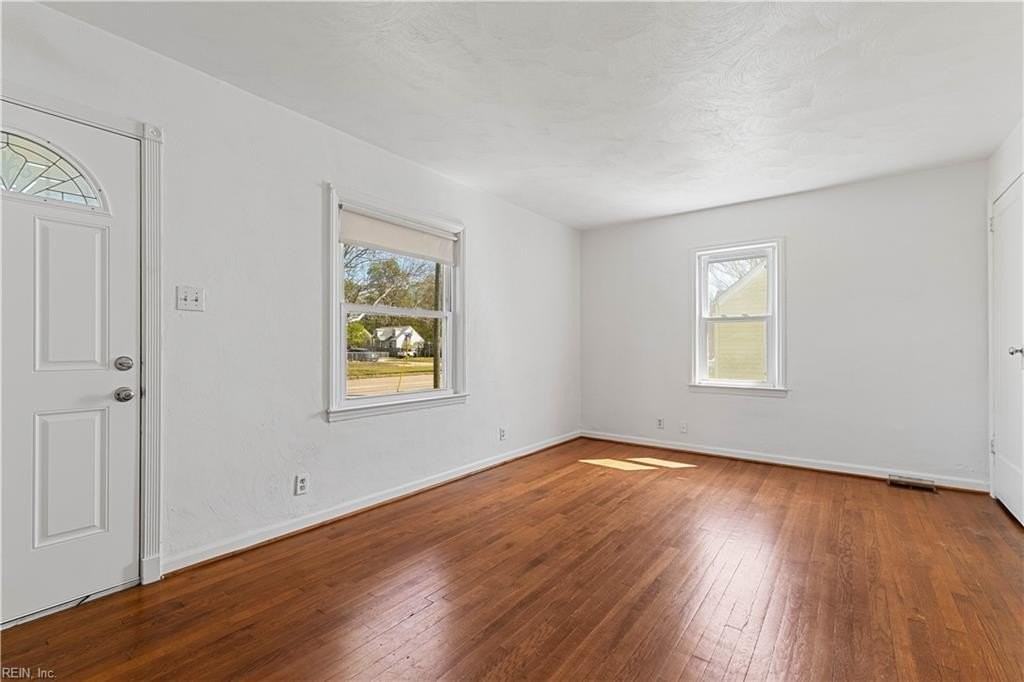 8717 Tidewater Dr - Photo 3 of 27