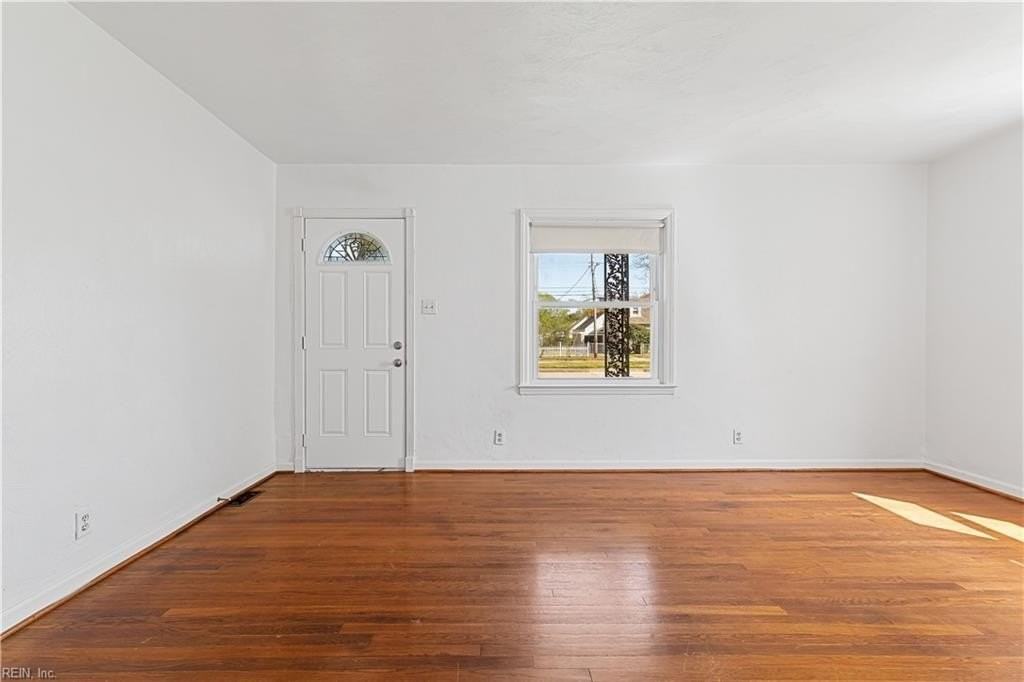 8717 Tidewater Dr - Photo 5 of 27