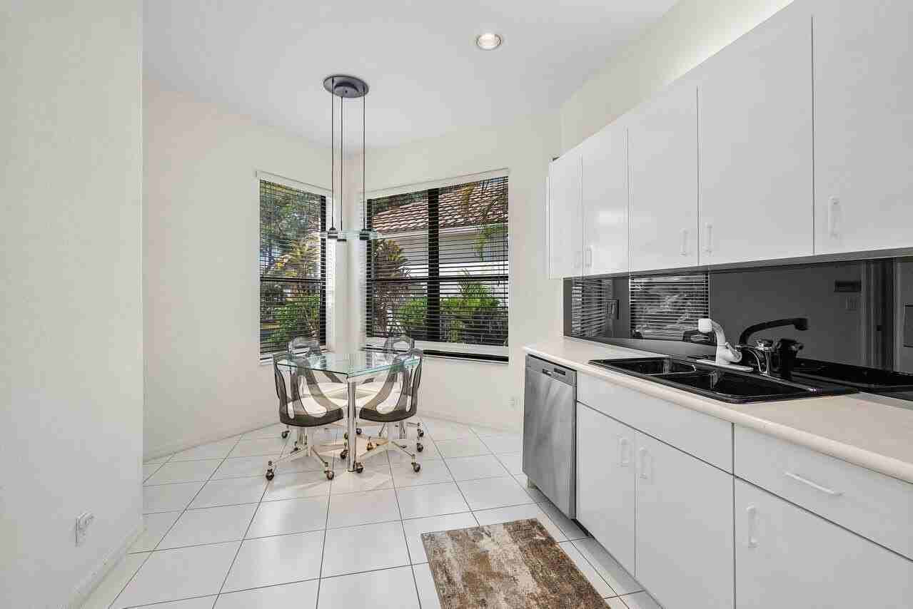 17099 Ryton Ln - Photo 4 of 50