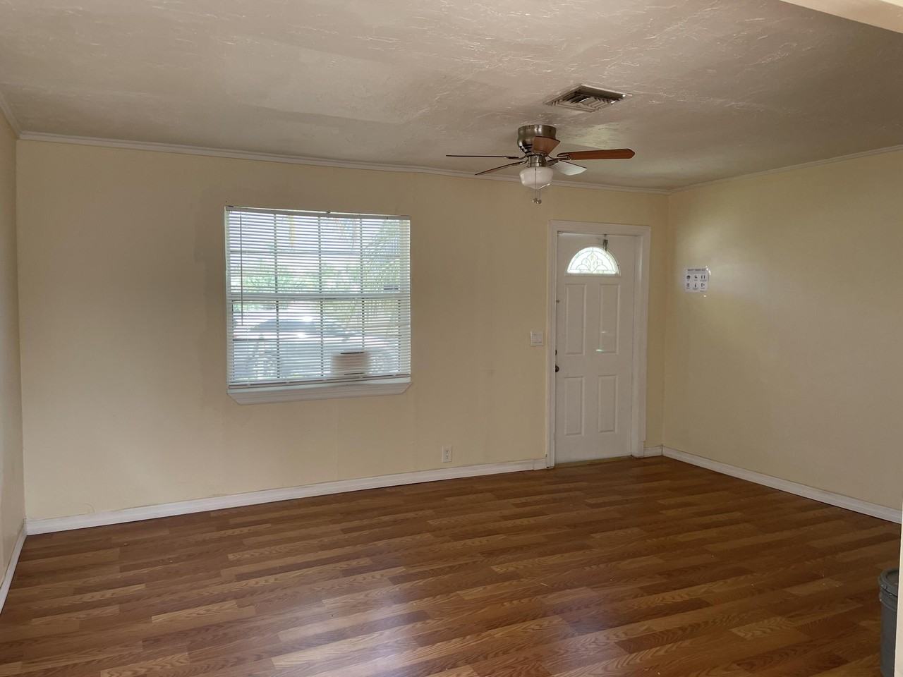 1425 W 30th St - Photo 5 of 14