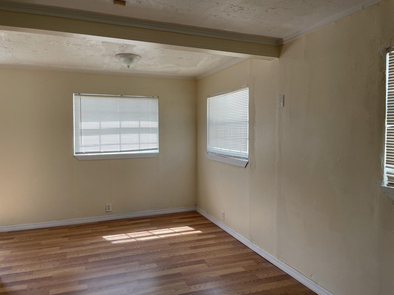 1425 W 30th St - Photo 6 of 14