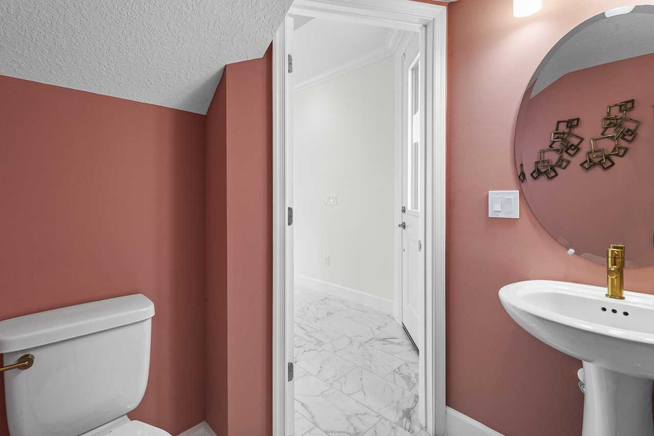 16181 Oakview Dr - Photo 5 of 44