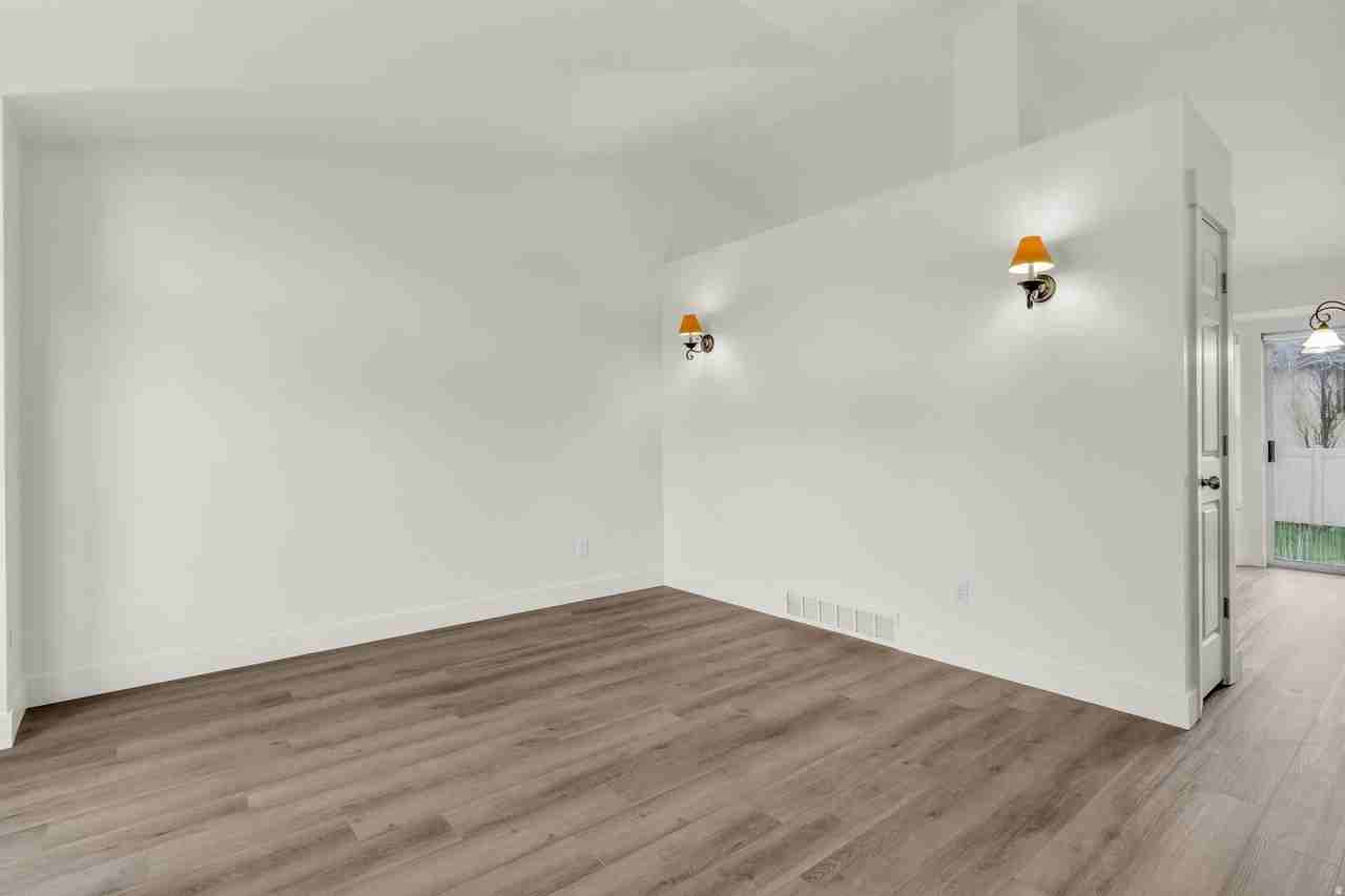 899 W 1750 N - Photo 4 of 34