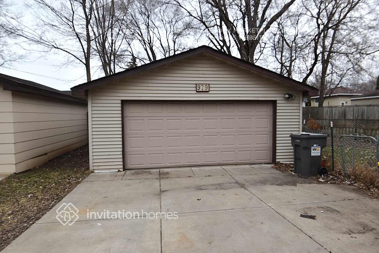 979 44 1/2 Ave Ne - Photo 2 of 4