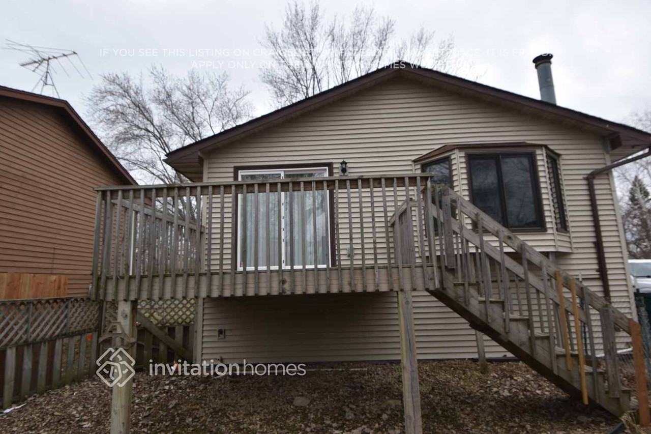 979 44 1/2 Ave Ne - Photo 3 of 4