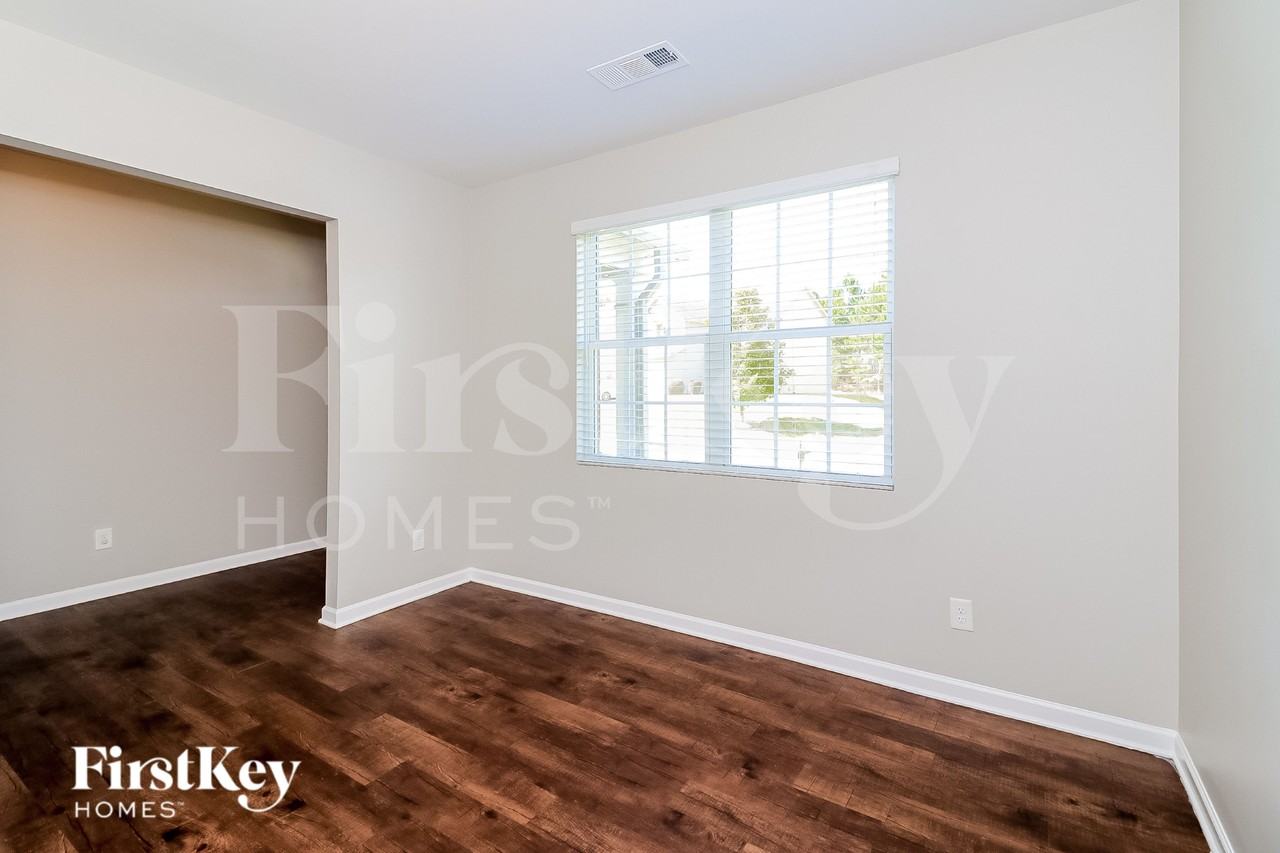 108 Hollyhock Ln - Photo 2 of 15
