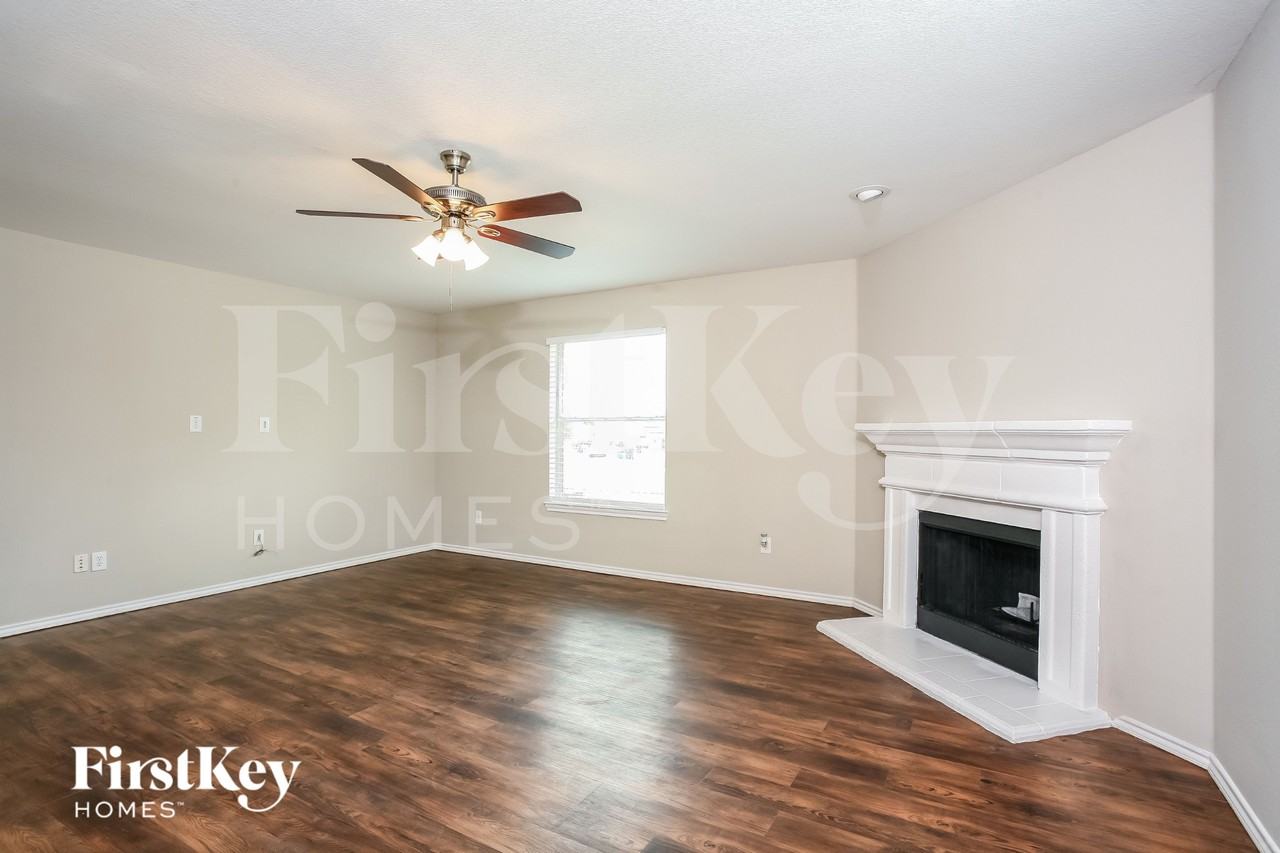 225 Grant Dr - Photo 3 of 15