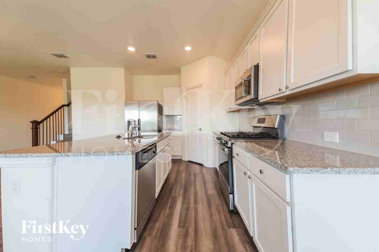 1304 Renoir Dr - Photo 5 of 16