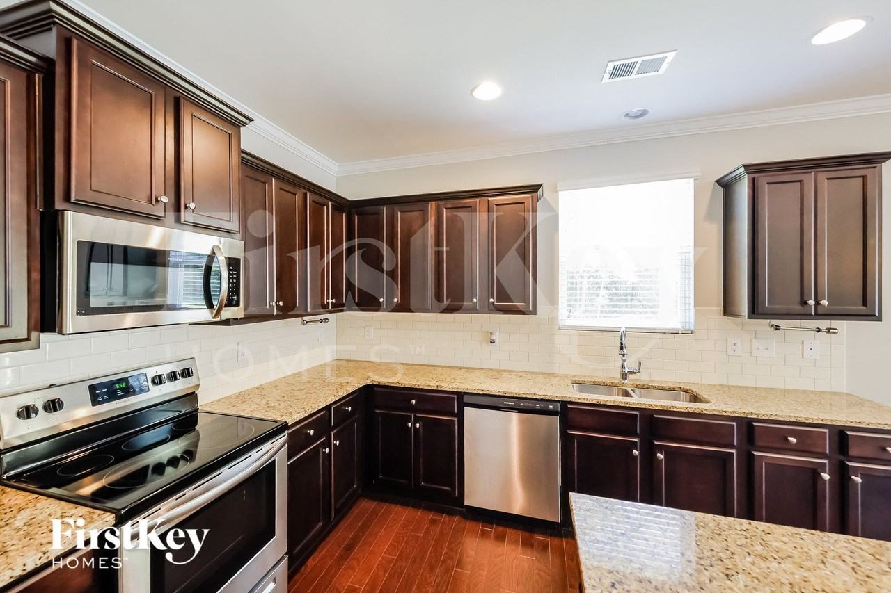 7009 Elm Crest Cir - Photo 5 of 15