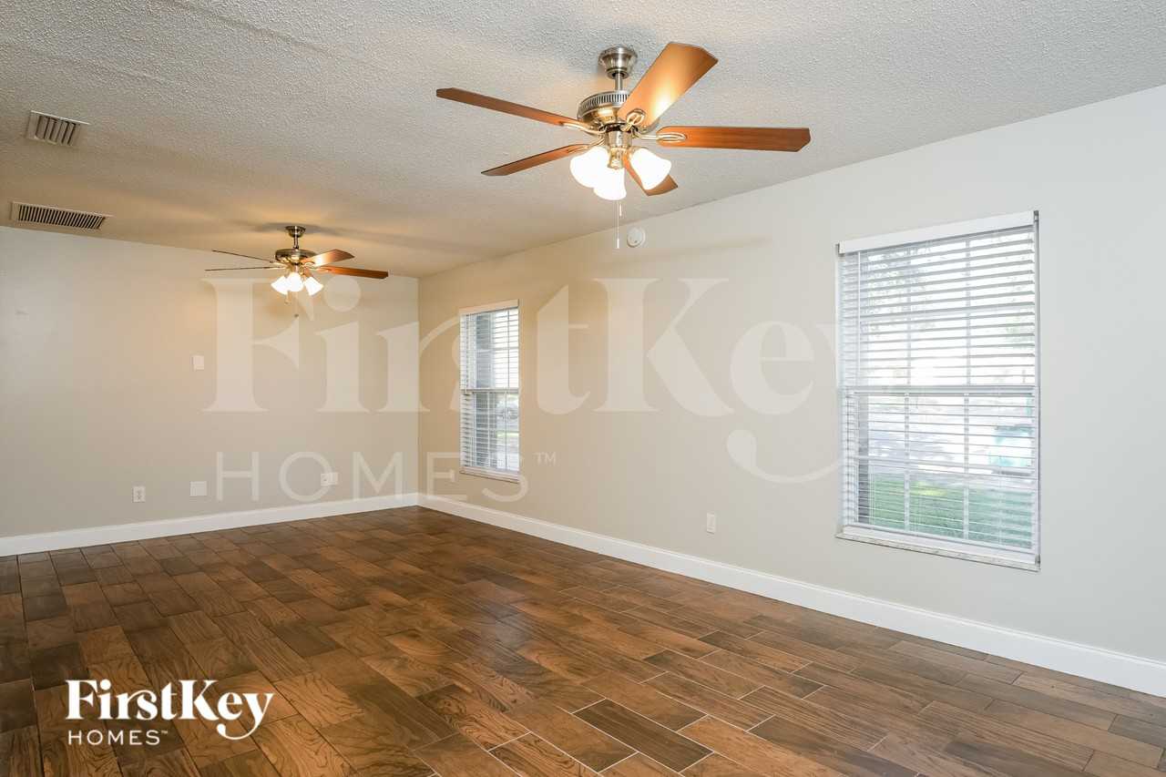 585 Walden Ct - Photo 2 of 16