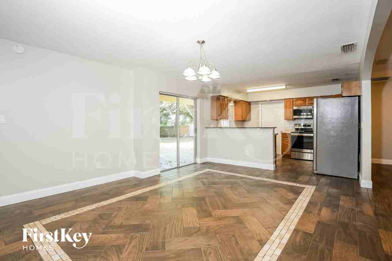 585 Walden Ct - Photo 3 of 16