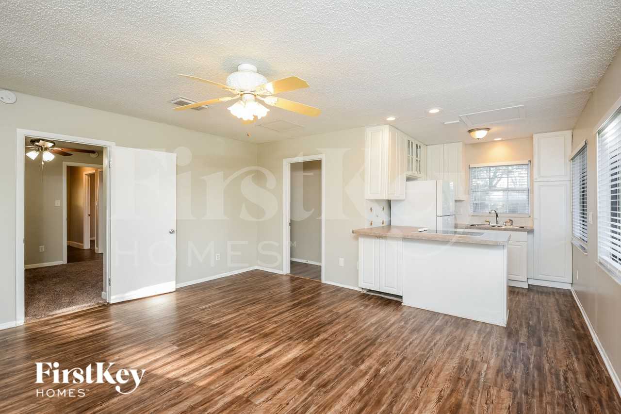 585 Walden Ct - Photo 4 of 16