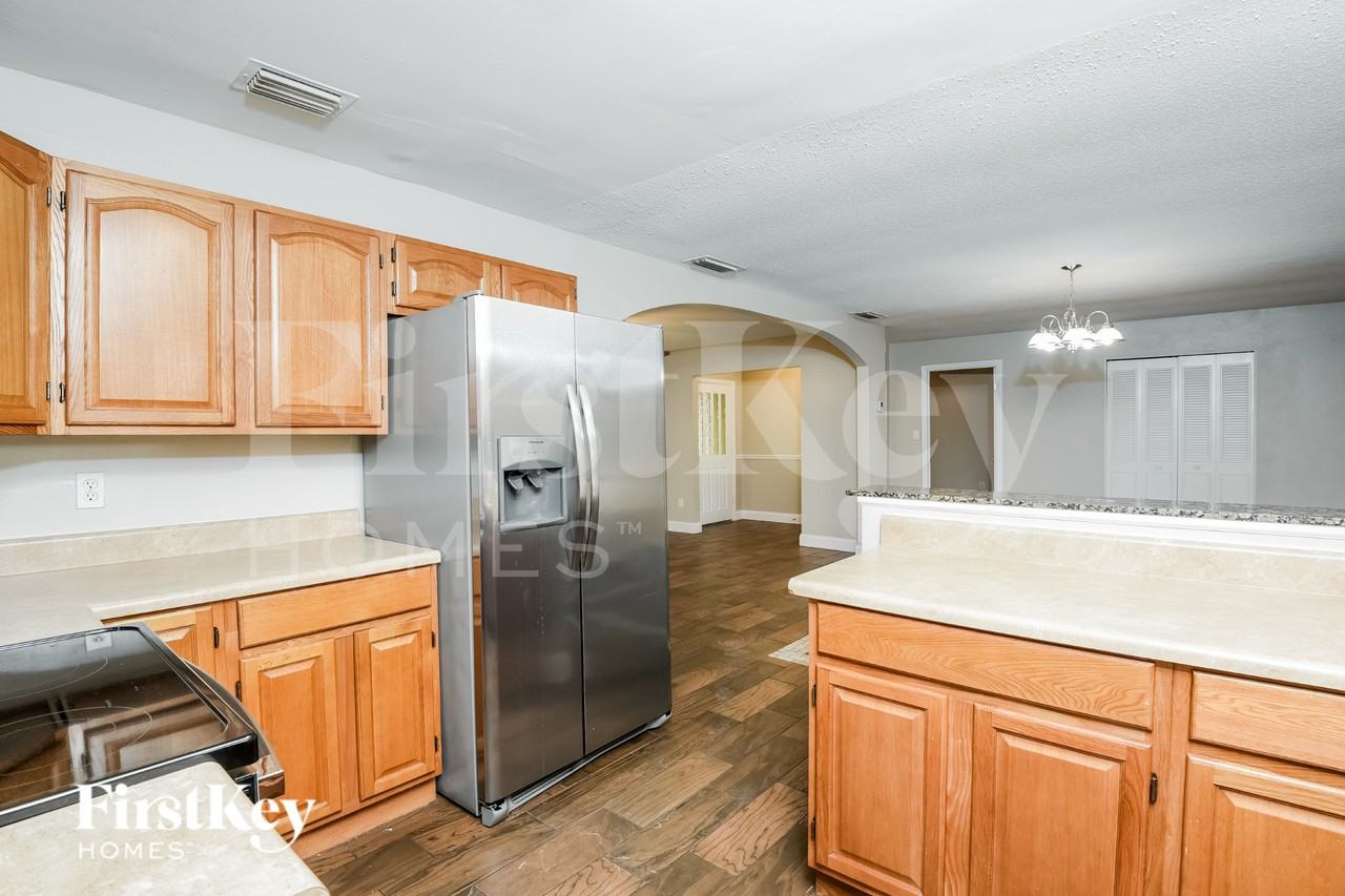 585 Walden Ct - Photo 5 of 16