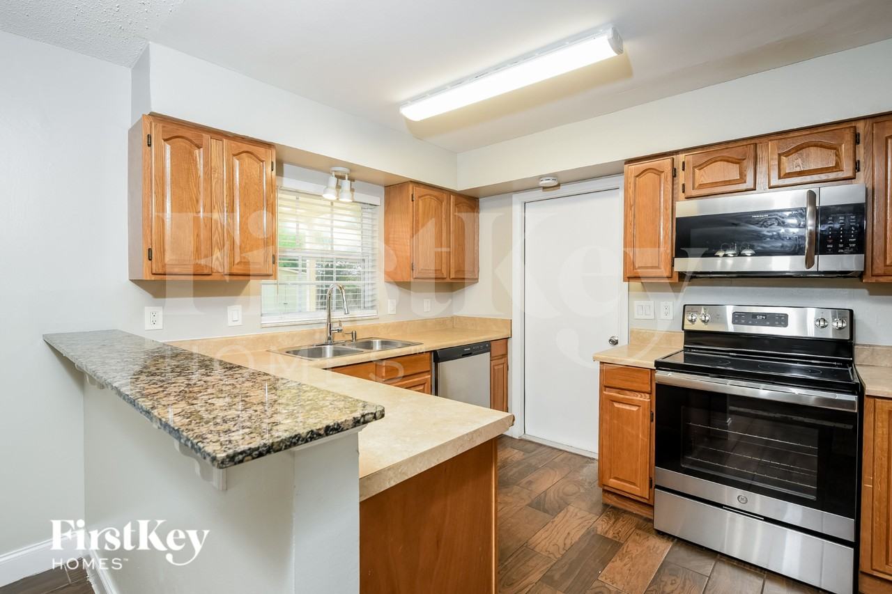 585 Walden Ct - Photo 6 of 16