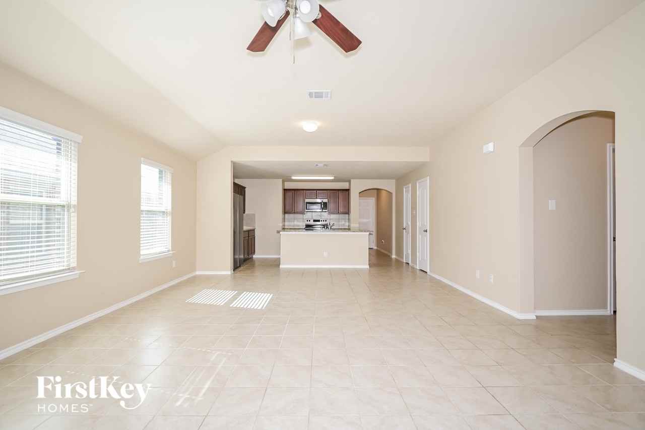 961 Corbitt Ln - Photo 3 of 15