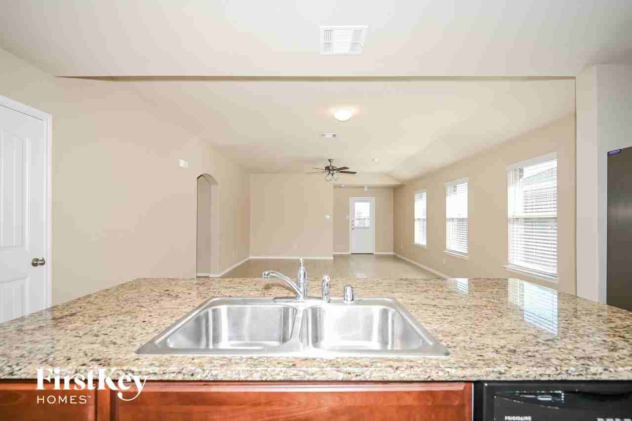 961 Corbitt Ln - Photo 4 of 15