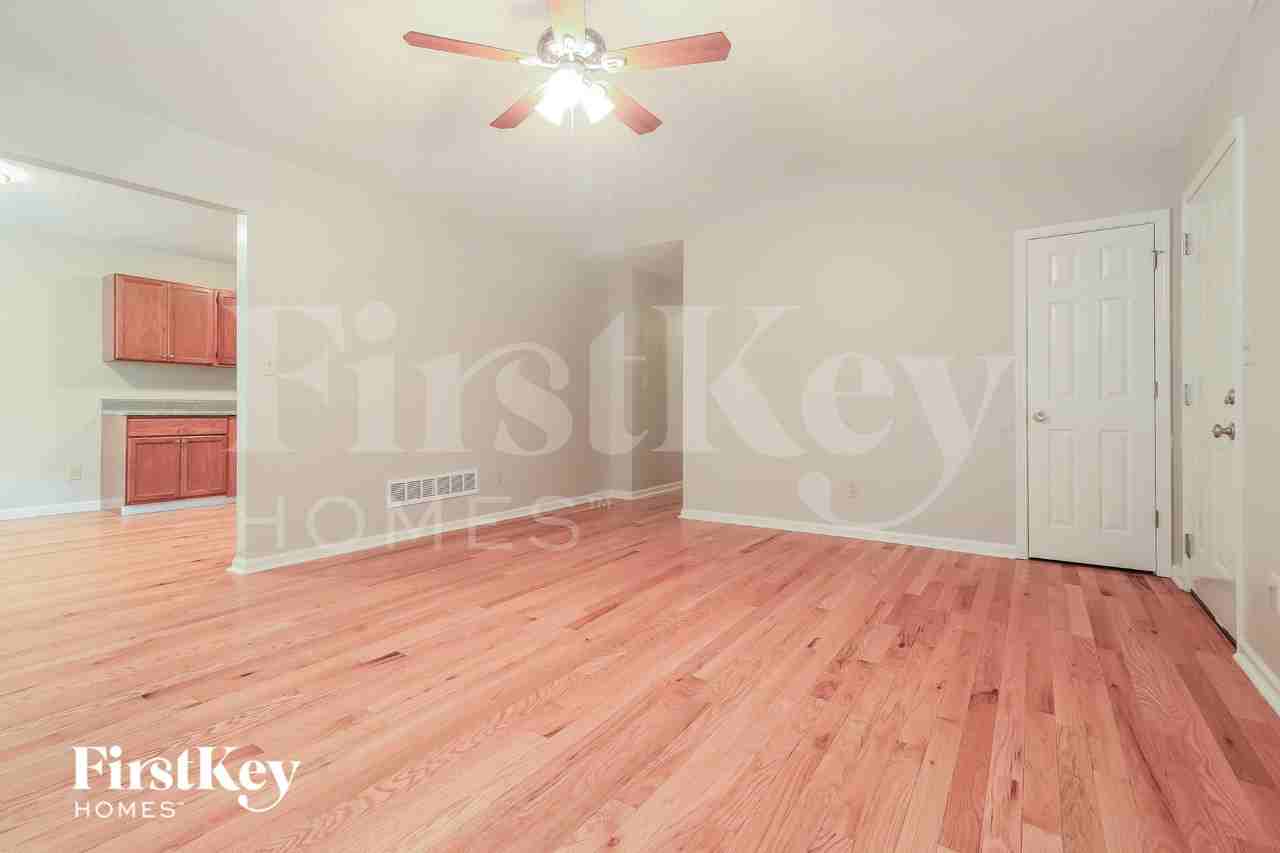 124 Spring Dr - Photo 2 of 18