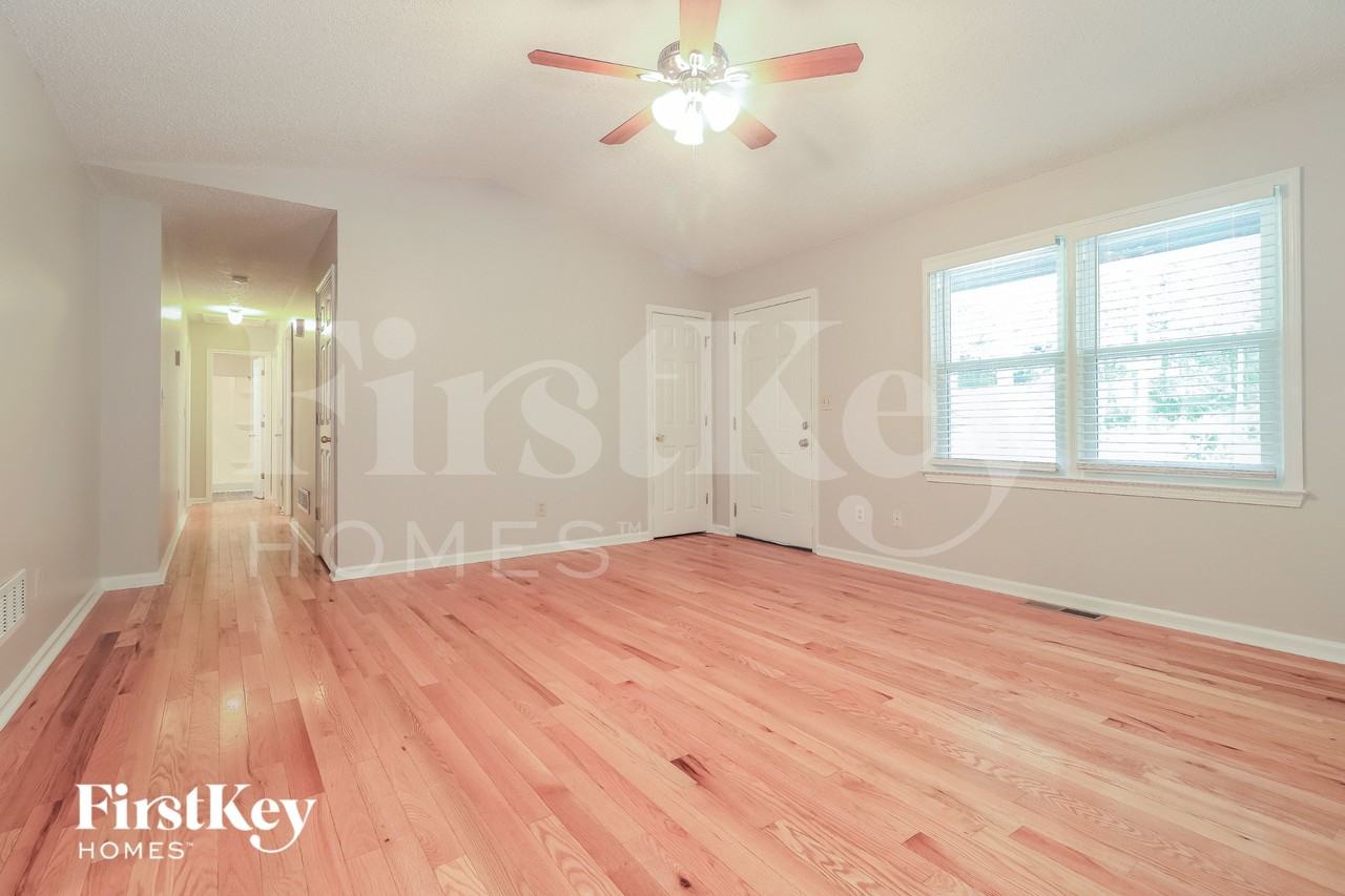 124 Spring Dr - Photo 3 of 18