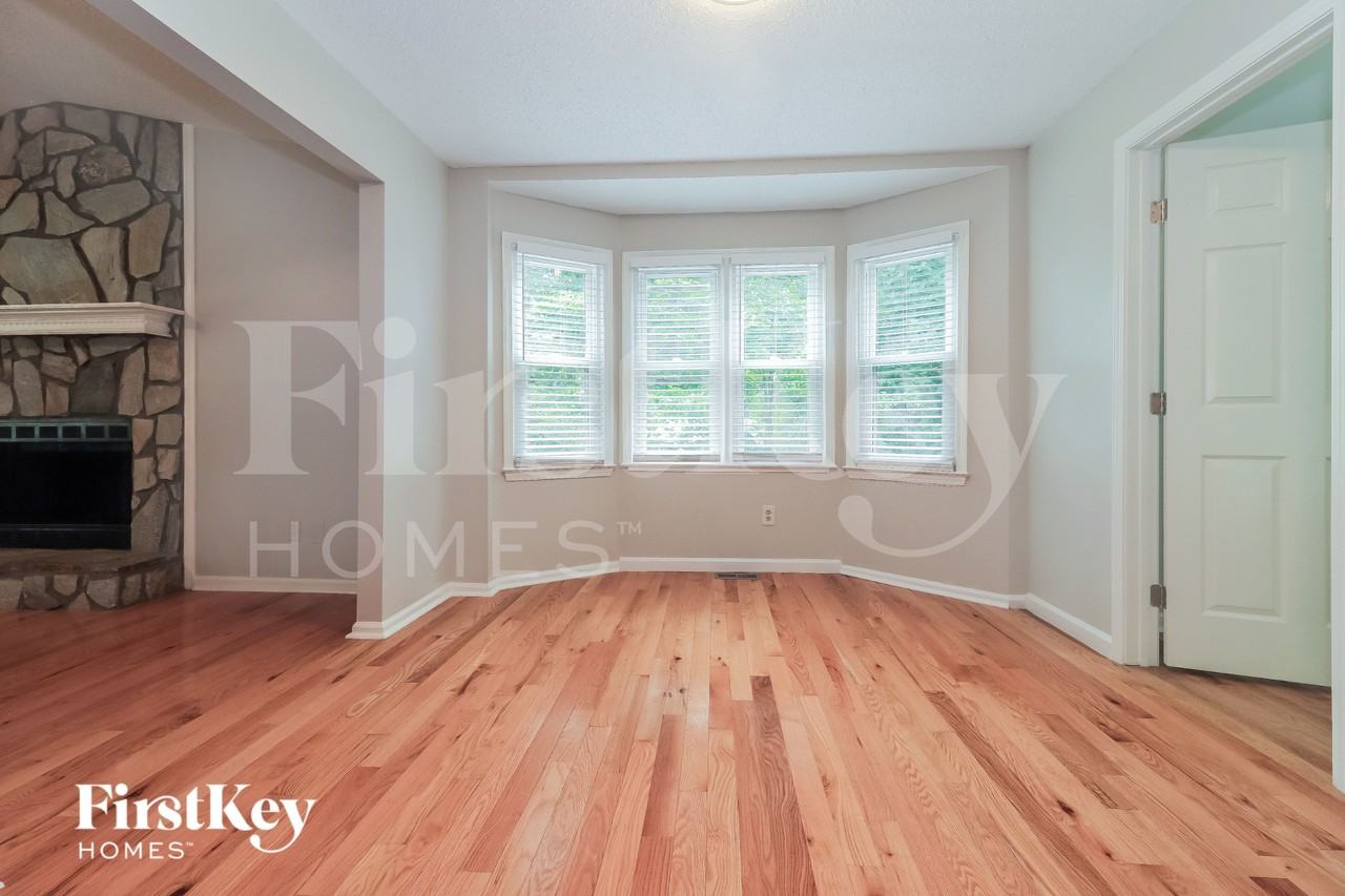 124 Spring Dr - Photo 5 of 18