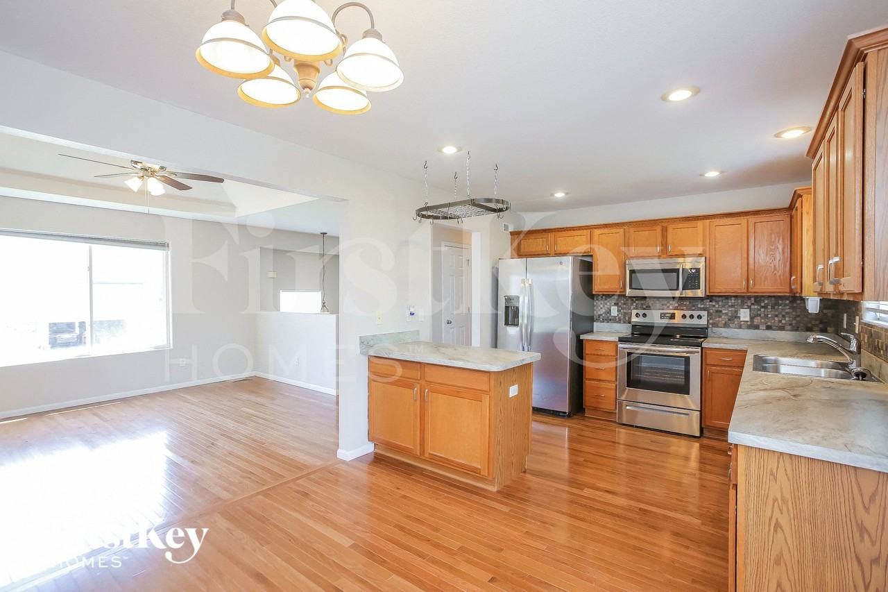 11512 N Windsor Ave - Photo 4 of 30