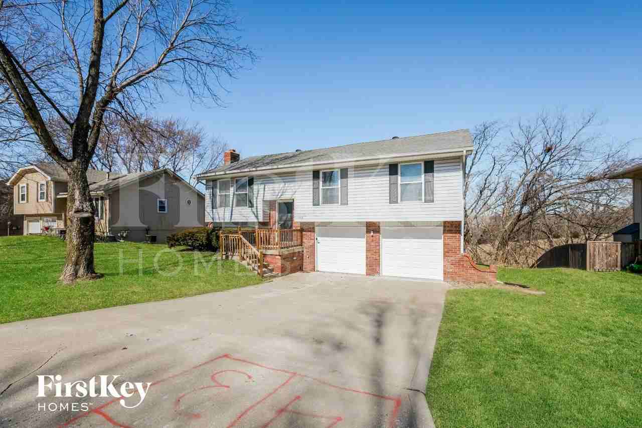 8418 Nw 68th St - Photo 2 of 15