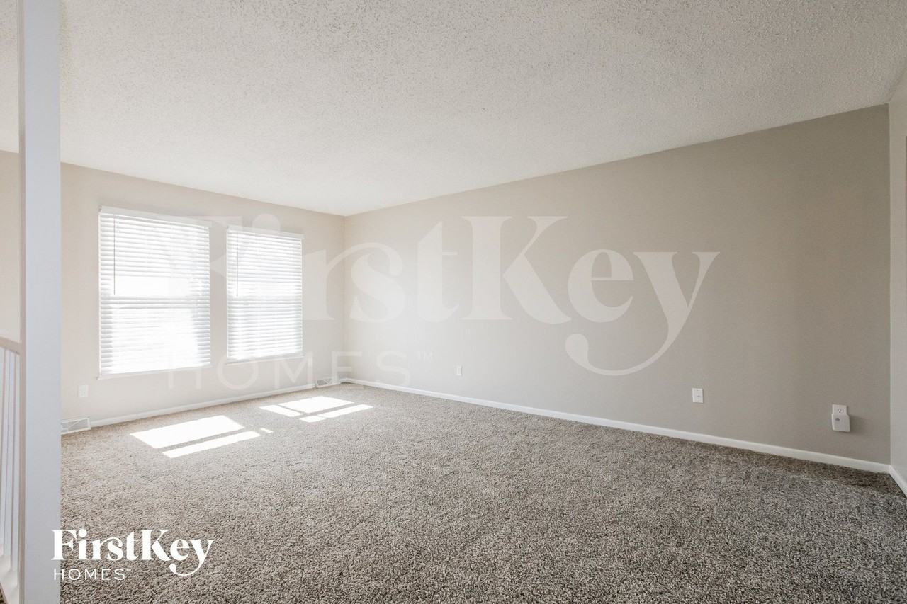 8418 Nw 68th St - Photo 3 of 15