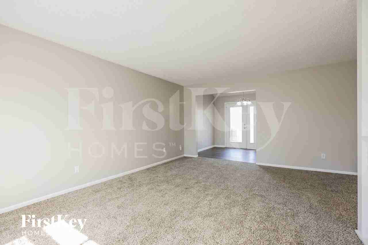 8418 Nw 68th St - Photo 4 of 15