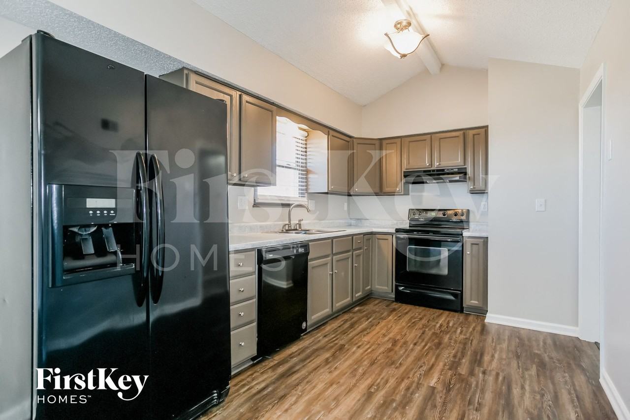 8418 Nw 68th St - Photo 5 of 15