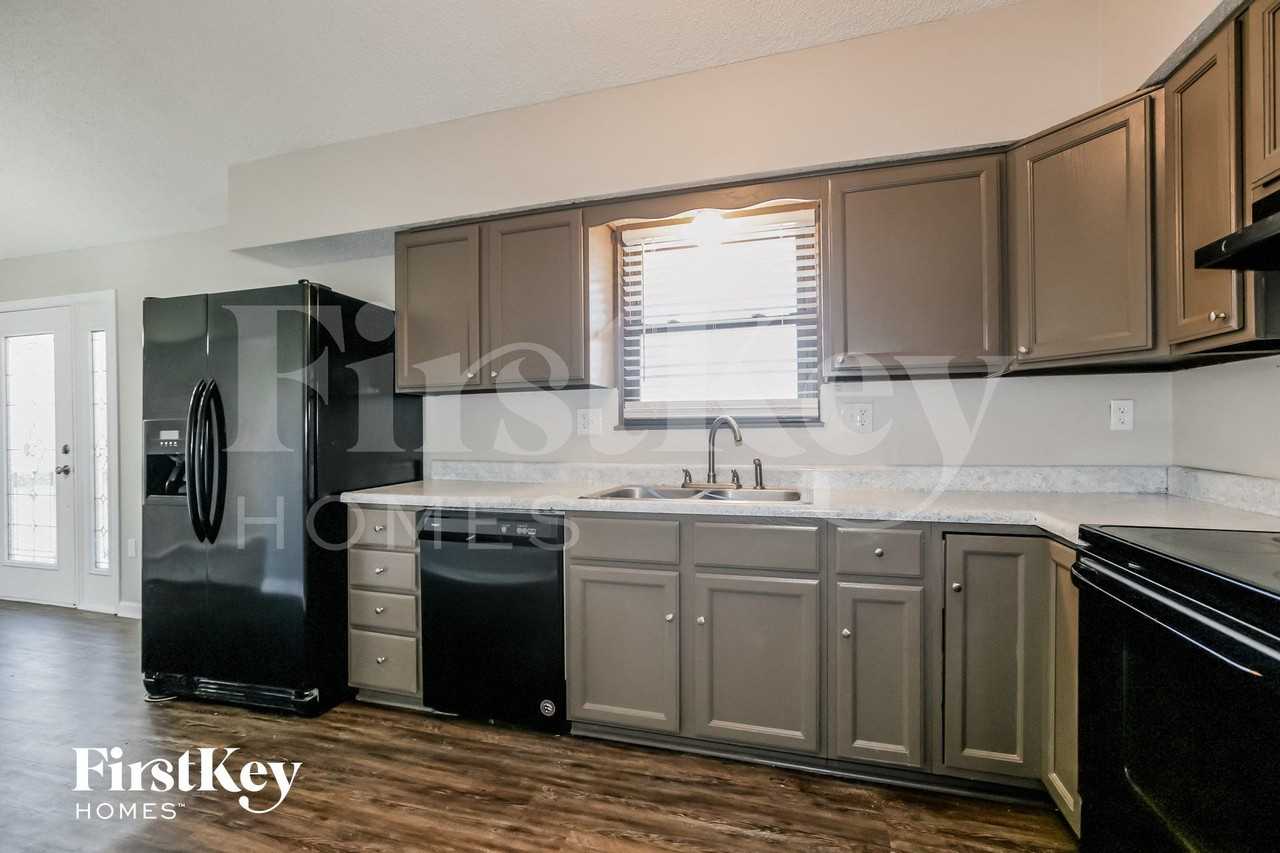 8418 Nw 68th St - Photo 6 of 15