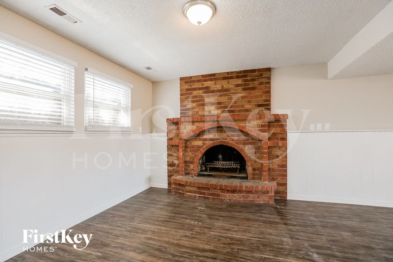 8418 Nw 68th St - Photo 7 of 15