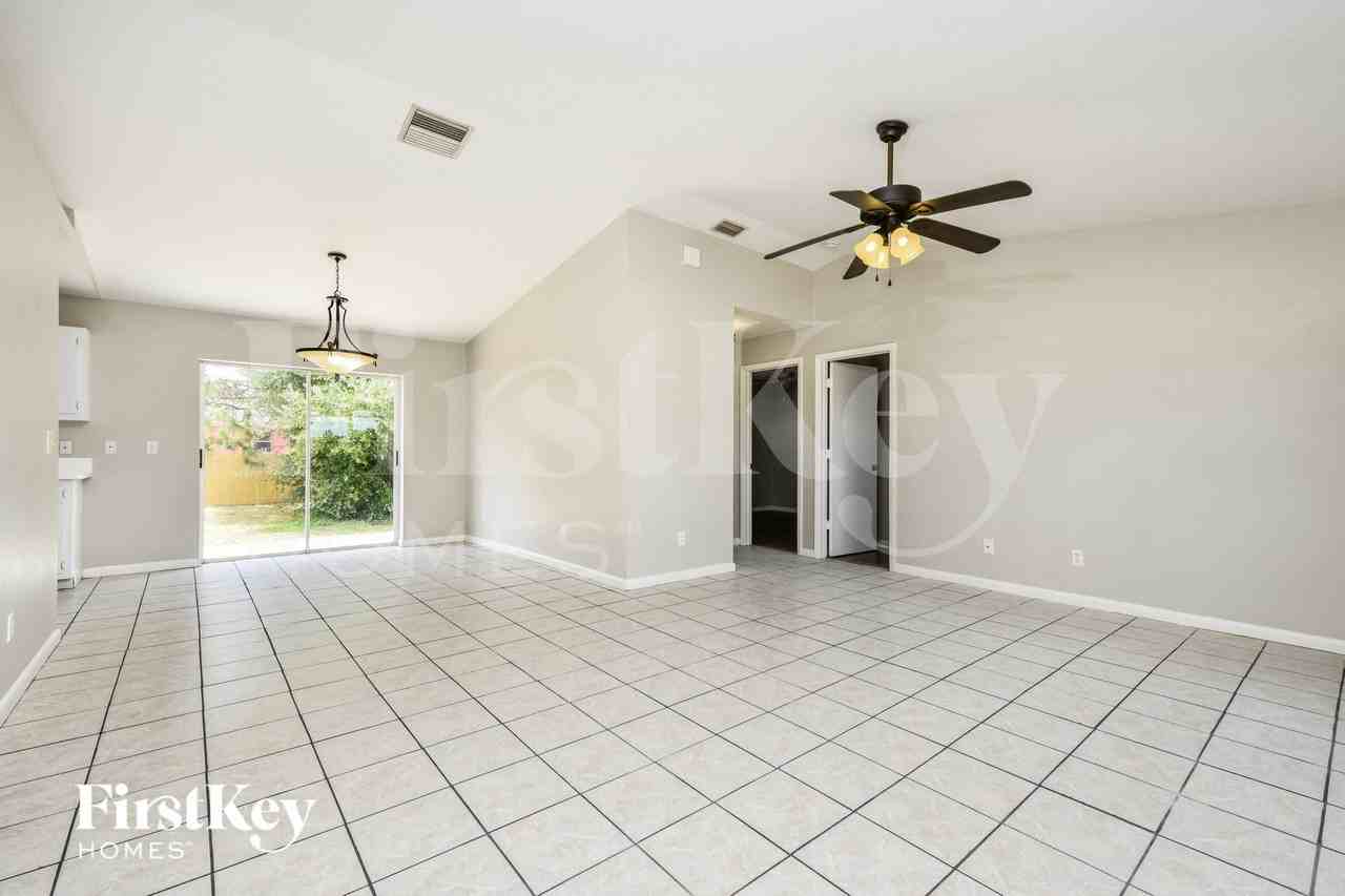 911 Sally Ave N - Photo 2 of 15