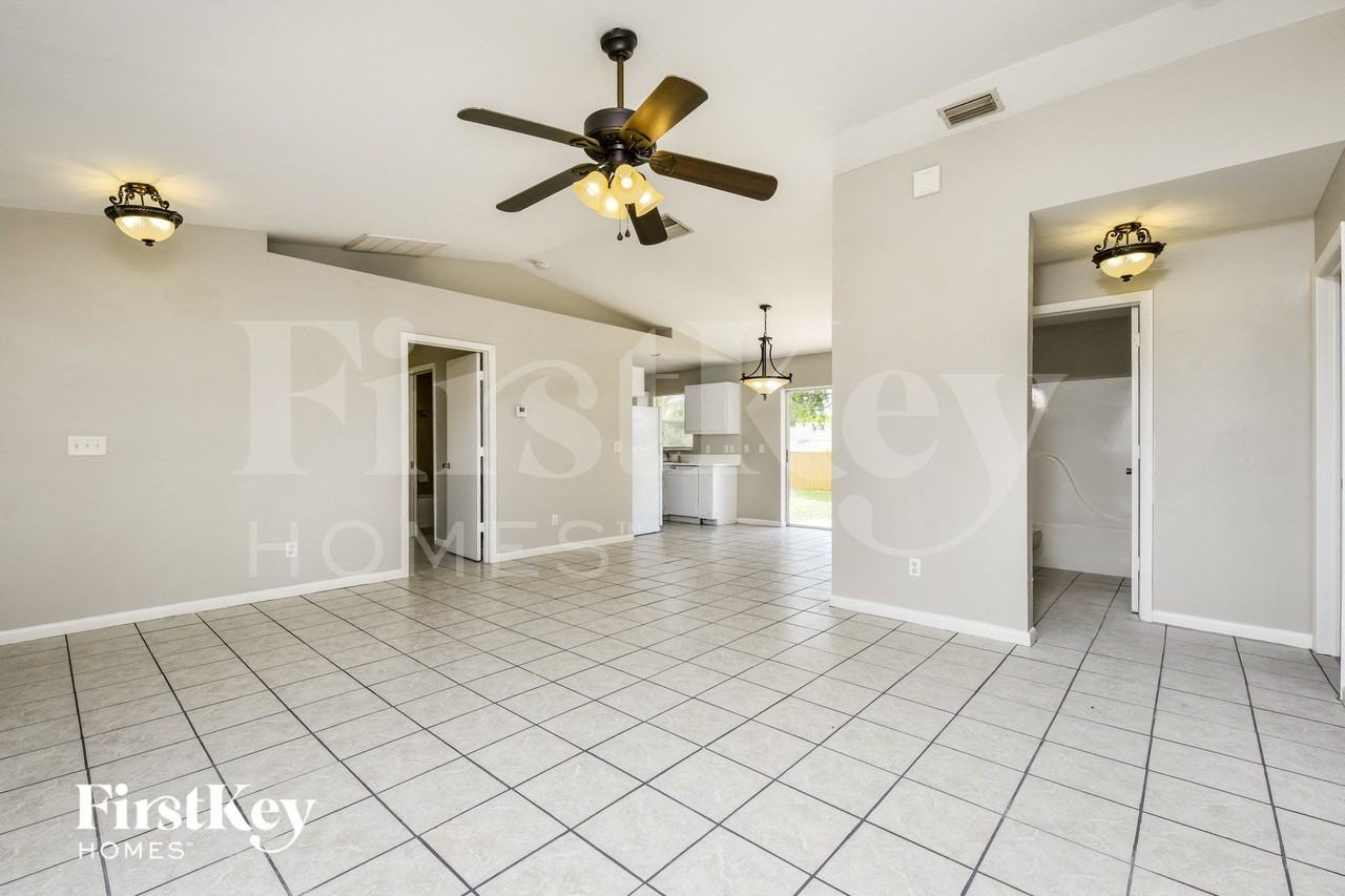 911 Sally Ave N - Photo 3 of 15