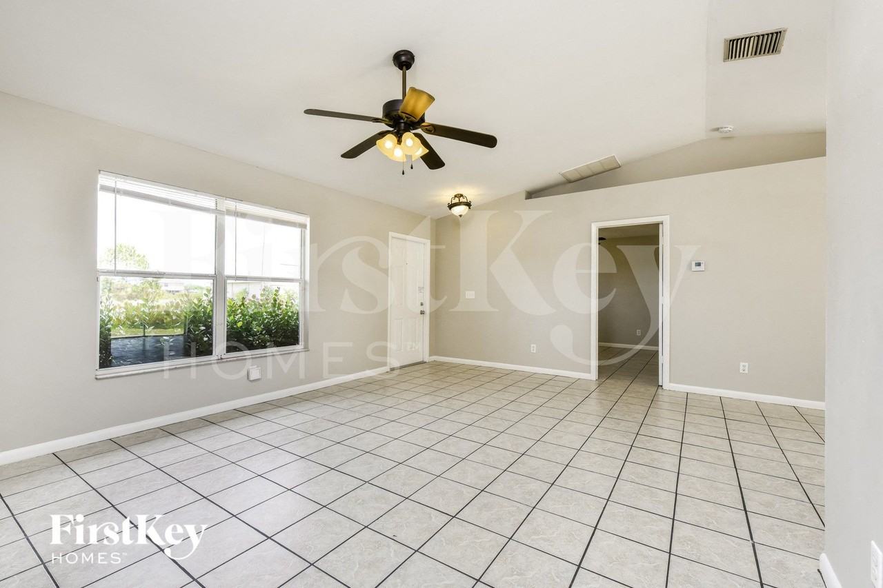 911 Sally Ave N - Photo 4 of 15